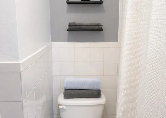 Location! Location! 2bd 1bth Spacious Apartment! * Chicago