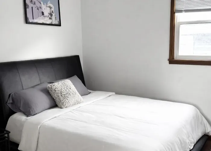 Location! Location! 2bd 1bth Spacious Apartment! * Chicago