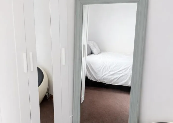 Location! Location! 2bd 1bth Spacious Apartment! Apartment *