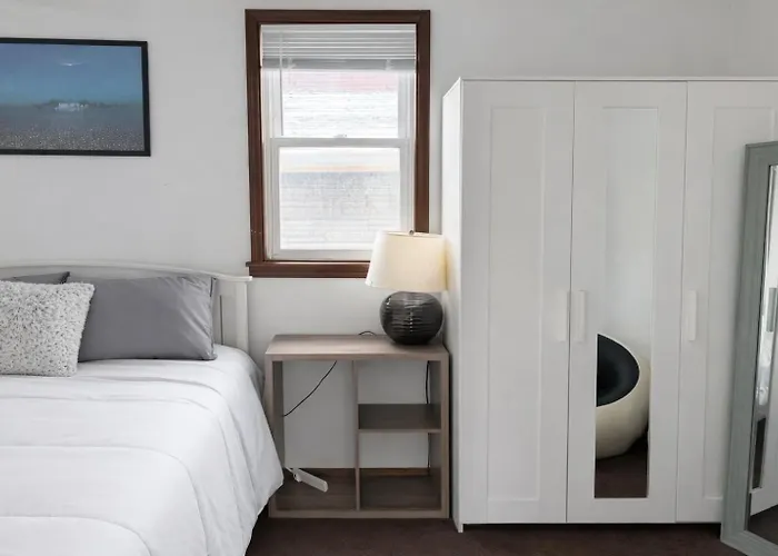 Location! Location! 2bd 1bth Spacious Apartment! * Chicago
