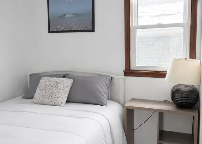 Location! Location! 2bd 1bth Spacious Apartment! Chicago