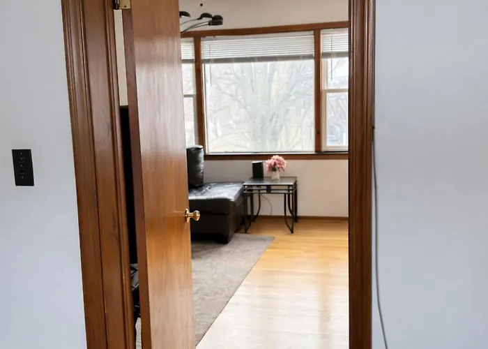 Location! Location! 2bd 1bth Spacious Apartment! Apartment *
