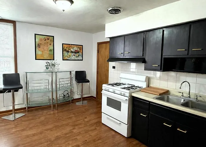 Location! Location! 2bd 1bth Spacious Apartment! Chicago