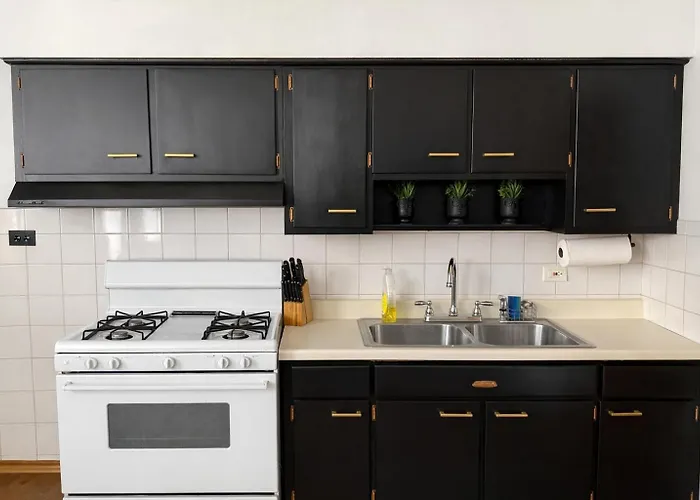 Location! Location! 2bd 1bth Spacious Apartment! Chicago