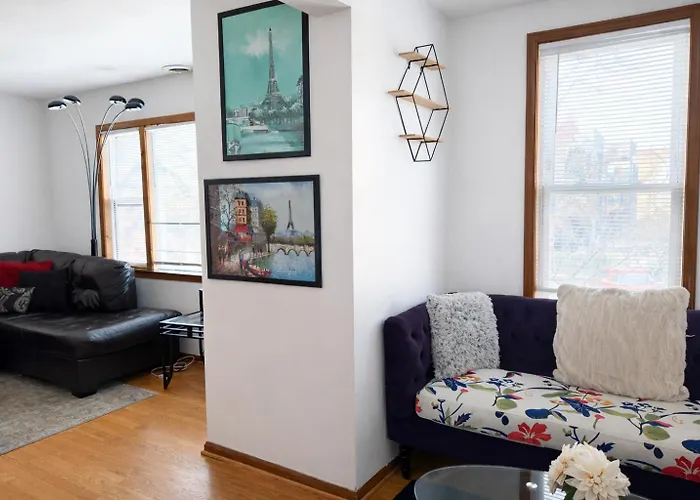 Location! Location! 2bd 1bth Spacious Apartment!
