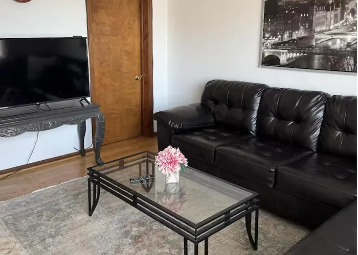 Location! Location! 2bd 1bth Spacious Apartment! Chicago